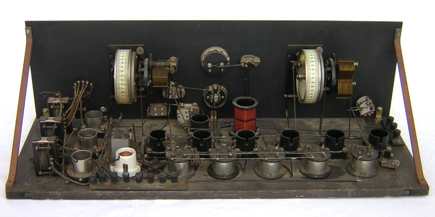 Late 1920s superheterodyne rear chassis view